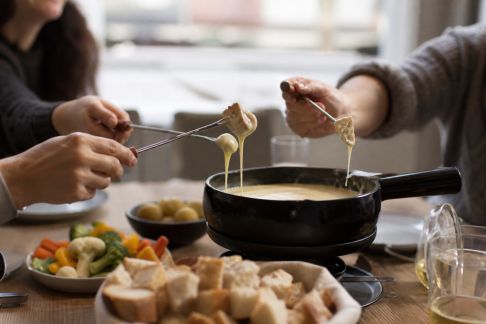 Réaliser une fondue de Noël conviviale et sans gluten : conseils et variantes