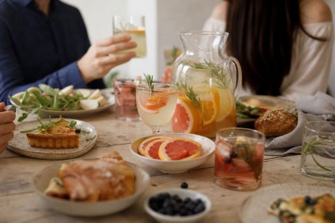 Comment préparer un brunch festif autour de boissons maison