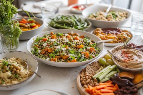 Astuces pour préparer des menus festifs adaptés à tous les régimes alimentaires