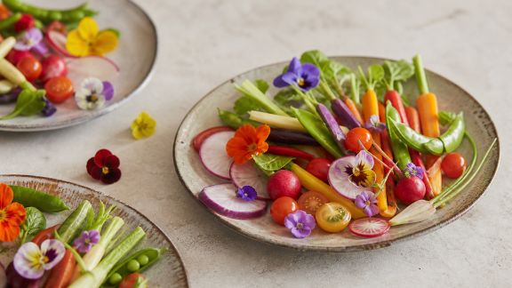 Inspirations apéritives printanières avec légumes et fleurs comestibles