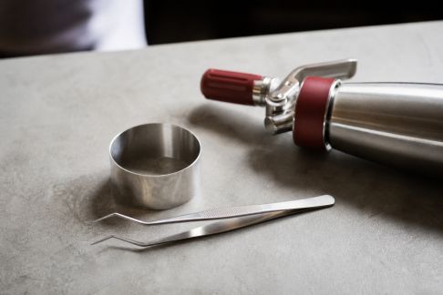 Accessoires pour dressage d’assiettes : zoom sur les pinces, cercles et siphons décoratifs