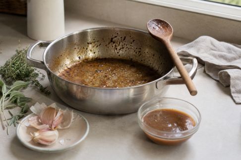 Bien utiliser les restes de cuisson pour enrichir vos sauces de fête