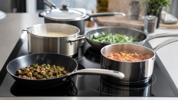 Bien utiliser la plaque de cuisson pour gérer plusieurs plats en simultané