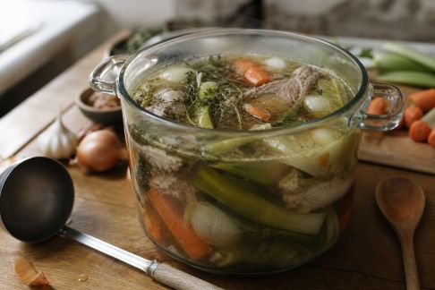 Maximiser la saveur des plats de fête avec un bouillon maison réussi