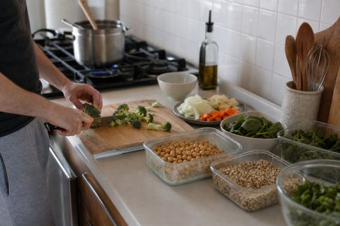 Comment gérer les imprévus avec le batch cooking : alternatives et solutions rapides
