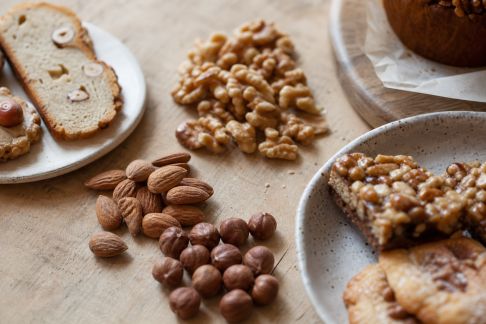 Noisettes, amandes et noix : intégrer les fruits à coque dans vos créations sucrées de Noël