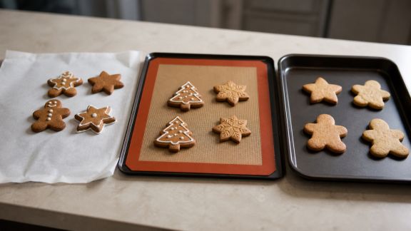 Papier cuisson, feuille silicone et tapis antiadhésif : que choisir pour vos pâtisseries de fêtes ?