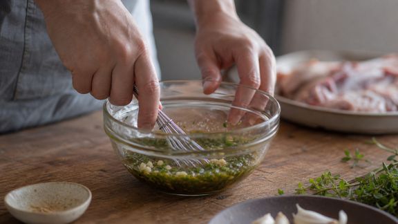 Préparer des marinades express pour donner du goût à vos viandes en un clin d’œil