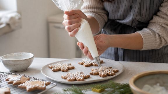 Bien choisir et utiliser la poche à douille pour décorer ses desserts de Noël