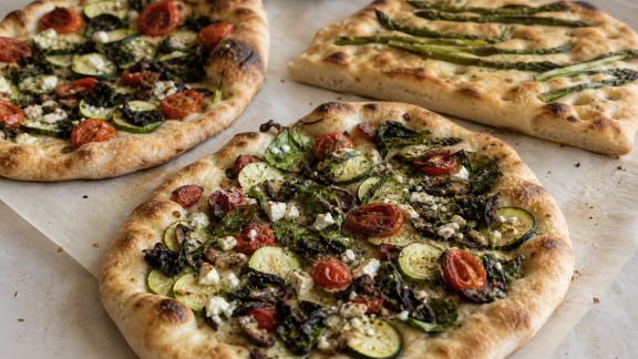 Focaccias et pizzas garnies selon les récoltes de la saison