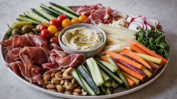 Comment réussir un plateau de charcuterie et crudités sans prise de tête