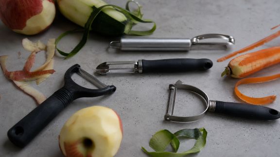 Optez pour le bon éplucheur : comparatif des modèles pour préparer légumes et fruits de saison