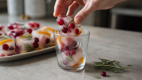 Créer des glaçons aromatisés pour sublimer vos cocktails de Noël